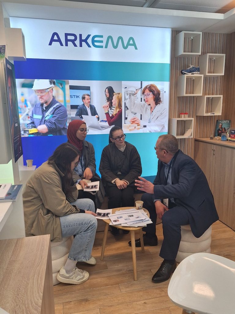 3 étudiantes qui échange une conversation avec un partenaire